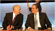 Ο πρωθυπουργός Κώστας Καραμανλής και ο πρόεδρος του ΠΑΣΟΚ Γιώργος Παπανδρέου συζητούν ...