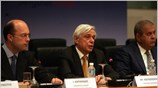 Ο υπουργός Εσωτερικών Προκόπης Παυλόπουλος και ο υφυπουργός Αθανάσιος Νάκος μιλούν στους ...