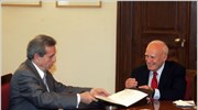 Ο Πρόεδρος της Δημοκρατίας Κάρολος Παπούλιας υπέγραψε σήμερα το μεσημέρι τη «δέσμευση ...