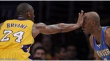 Ο Kobe Bryant, των Los Angeles Lakers, αμύνεται κόντρα στον Chauncey Billups ...