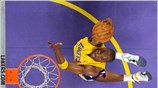 Ο Kobe Bryant των Los Angeles Lakers καρφώνει την μπάλα στον αγώνα ...