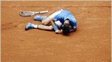 Ο Σέρβος Novak Djokovic έχει πέσει στο έδαφός, κατά τη διάρκεια του ...