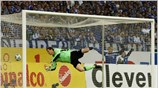 Ο τερματοφύλακας Jens Lehmann, της VfB Stuttgart, «βουτά» για τη μπάλα χωρίς ...