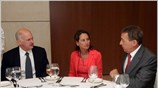 Ο πρόεδρος του ΠΑΣΟΚ Γιώργος Παπανδρέου συνομιλεί με τους Σεγκολέν Ρουαγιάλ και ...