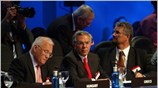 Ο Έλληνας υφυπουργός Εξωτερικών Γιάννης Βαληνάκης (στο κέντρο) ανάμεσα στον Ούγγρο (Α) ...