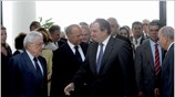 Ο πρωθυπουργός Κώστας Καραμανλής χαιρετά τον Πρόεδρο του Ιδρύματος Κωνσταντίνου Καραμανλή Πέτρο ...