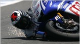 Ο Ισπανός αναβάτης της Yamaha, Jorge Lorenzo, χάνει την ισορροπία του και ...