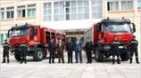 Δύο υπερσύγχρονα πυροσβεστικά οχήματα παρέδωσε σήμερα στο Πυροσβεστικό Σώμα, η εταιρεία «Ελληνικό ...