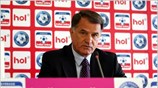 Ο προπονητής της ΑΕΚ Ντούσαν Μπάγεβιτς απαντά σε ερωτήσεις των δημοσιογράφων κατά ...