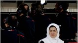 Μια γυναίκα στέκεται μπροστά από τα πιτ, στην πίστα Σακχίρ του Μπαχρέιν, ...