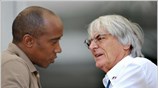 Ο πατέρας του Βρετανού οδηγού Lewis Hamilton, Antony, συνομιλεί με το «αφεντικό» ...