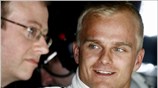 Ο Heikki Kovalainen, της McLaren Mercedes, συνομιλεί με τους τεχνικούς πριν την ...