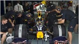 Μηχανικοί της Red Bull προετοιμάζουν το μονοθέσιο του Mark Webber, για την ...
