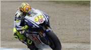 Ο Ιταλός αναβάτης της Yamaha, Valentino Rossi κατά τη διάρκεια δοκιμαστικών στην ...