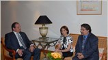 Ο Ελληνας πρωθυπουργός Κώστας Καραμανλής και η υπουργός Εξωτερικών Ντόρα Μπακογιάννη σε ...