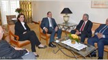 Ο Ελληνας πρωθυπουργός Κώστας Καραμανλής και η υπουργός Εξωτερικών Ντόρα Μπακογιάννη σε ...