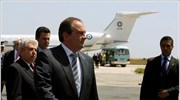 Στο αεροδρόμιο της Λάρνακας έφθασε ο πρωθυπουργός Κώστας Καραμανλής, όπου τον υποδέχθηκε ...