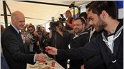 Ο πρόεδρος του ΠΑΣΟΚ Γιώργος Παπανδρέου τσουγκρίζει κόκκινο αυγό με στρατευμένο νέο ...