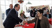 Ο πρωθυπουργός Κώστας Καραμανλής συνομιλεί με τη γ.γ. του ΚΚΕ Αλέκα Παπαρήγα ...