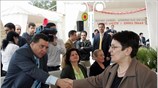 Η γ.γ. του ΚΚΕ Αλέκα Παπαρήγα χαιρετά τον πρόεδρο του ΛΑΟΣ Γιώργο ...