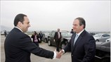 Ο υφυπουργός Εθνικής ¶μυνας Γιάννης Πλακιωτάκης υποδέχεται τον πρωθυπουργό Κώστα Καραμανλή στην ...