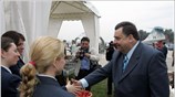 Ο πρόεδρος του ΛΑΟΣ Γιώργος Καρατζαφέρης συνομιλεί με γυναίκες της Πολεμικής Αεροπορίας ...