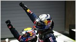 Οι πιλότοι της Red Bull, Sebastian Vettel και Mark Webber πανηγυρίζουν. ...