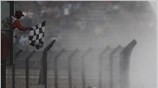 Ο Γερμανός πιλότος της Red Bull, Sebastian Vettel παίρνει την καρό σημαία ...