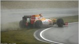 Μικρή έξοδος για τον Ισπανό Fernando Alonso της Renault. ...