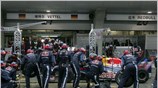 Είσοδος στα πιτ για τον Sebastian Vettel της Red Bull. ...