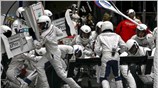 Οι μηχανικοί της BMW Sauber αλλάζουν την εμπρόσθια πτέρυγα του Πολωνού Robert ...