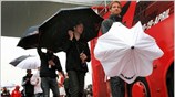 Ο Jenson Button, της Brawn GP, φτάνει στο χώρο των οδηγών. ...