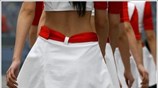 Τα κορίτσια του grid δίνουν ξεχωριστό χρώμα στον αγώνα. ...