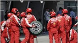 Ετοιμότητα από τους μηχανικούς της Ferrari. ...