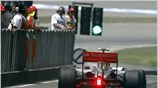 Ο Heikki Kovalainen οδηγεί την McLaren Mercedes στην πίστα. ...