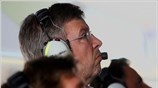 Ο επικεφαλής της Brawn GP, Ross Brawn παρακολουθεί από τα πιτ την ...
