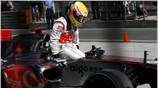 Ο Βρετανός Lewis Hamilton της McLaren Mercedes, βγαίνει από το μονοθέσιο του ...