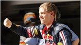 Ο οδηγός της Red Bull, Γερμανός Sebastian Vettel, πανηγυρίζει την κατάκτηση της ...