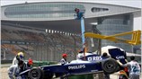 Μηχανικοί της Williams μεταφέρουν το μονοθέσιο του Nico Rosberg. ...