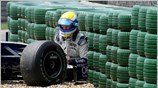 Ο Nico Rosberg σπρώχνει το μονοθέσιο του μετά την έξοδο που είχε ...