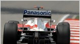 Ο Jarno Trulli, της Toyota, στην πίστα της Σαγκάης κατά τη διάρκεια ...