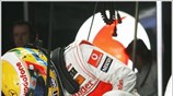 Ο Lewis Hamilton, της McLaren Mercedes, ετοιμάζεται για τη διαδικασία των κατατακτήριων ...