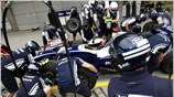 Μηχανικοί της Williams F1 πάνω από το μονοθέσιο του Nico Rosberg. ...