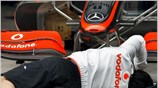 Μηχανικός της McLaren Mercedes προετοιμάζει το εμπρός τμήμα του μονοθέσιου του Lewis ...