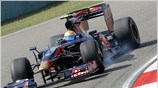 Ο Γάλλος Sebastien Bourdais, της Toro Rosso στρίβει με δυσκολία. ...