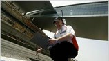 Ενας τεχνικός της Brawn GP μετράει την θερμοκρασία της πίστας της Σαγκάης. ...