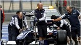 Μηχανικοί της Williams προετοιμάζουν το μονοθέσιο του Ιάπωνα οδηγού Kazuki Nakajima. ...