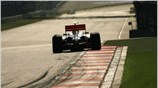 O Lewis Hamilton επιταχύνει το μονοθέσιο της McLaren στην έξοδο μιας στροφής ...