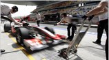 Είσοδος στα πιτ της McLaren για τον Heikki Kovalainen. ...