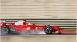 Ο Βραζιλιάνος πιλότος της Ferrari, Felipe Massa, οδηγεί οριακά στην πίστα της ...